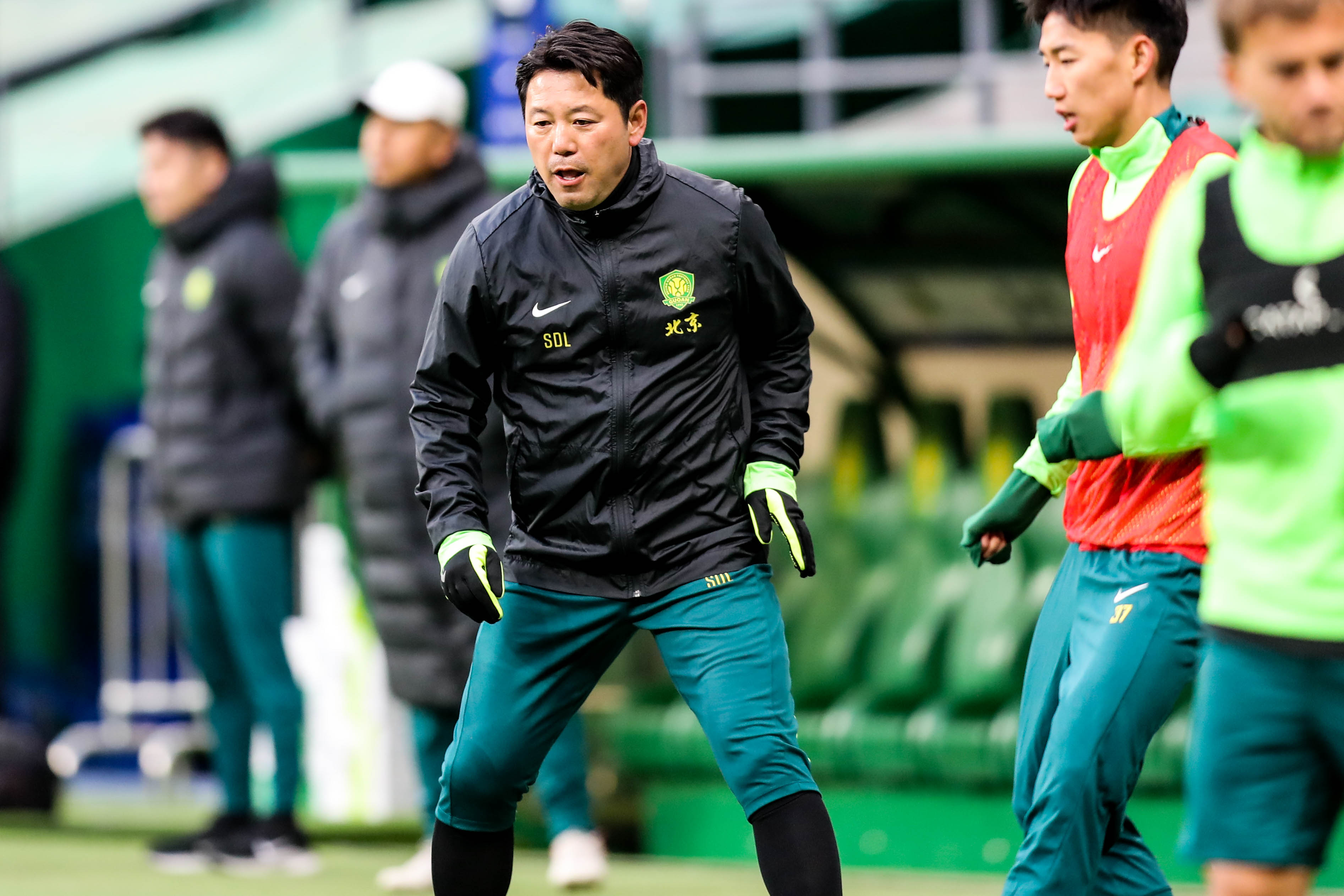 💥向裁判投掷水瓶！中足联官方：国安领队隋东亮禁赛5场，罚款5万元