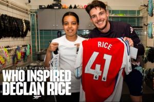 凤凰体育平台-暖男赖斯邀请小球童参观训练中心，并送出签名球衣和战靴