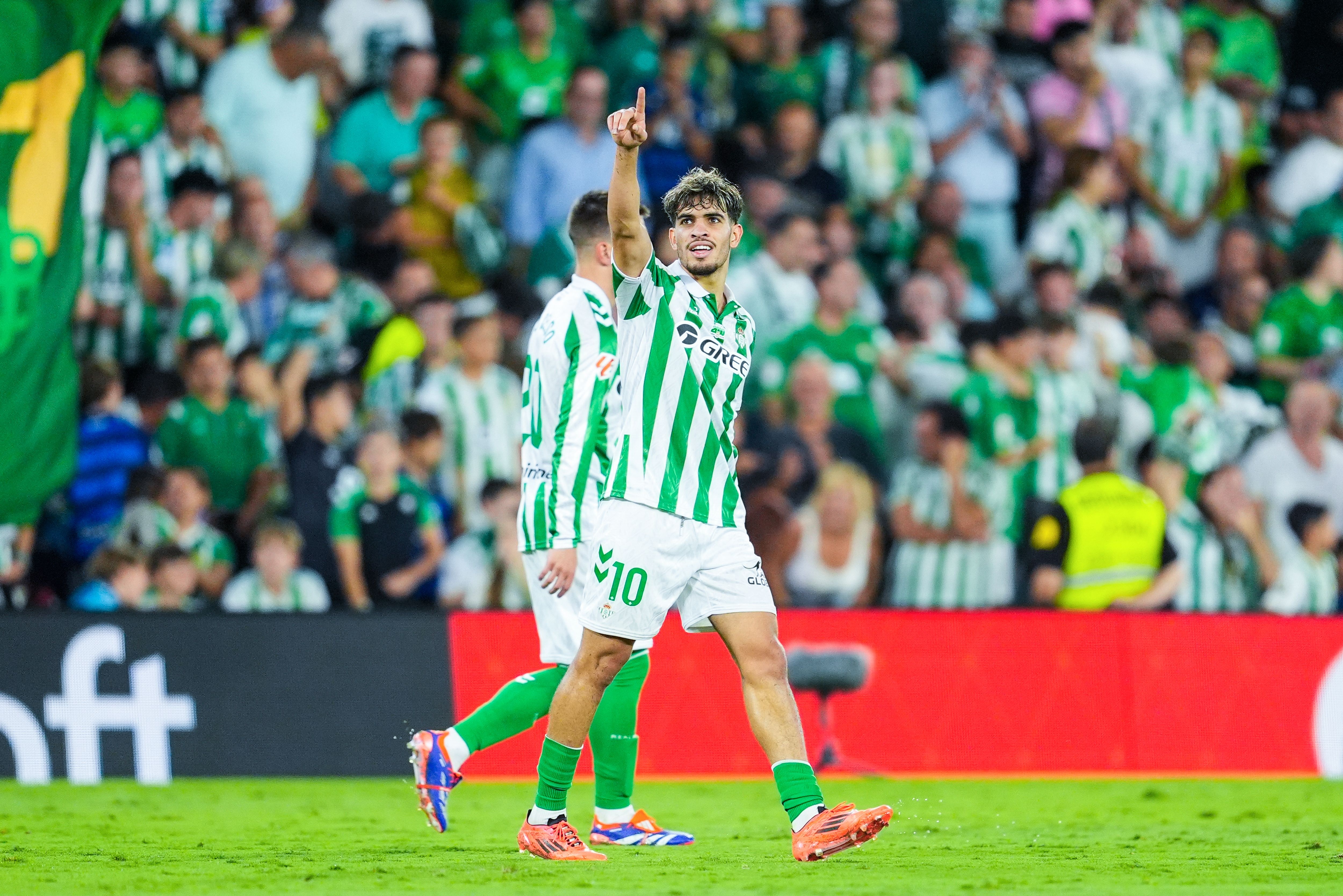 凤凰体育平台-阿斯：贝蒂斯边锋阿布德已从脚踝重伤中走出，参与了周三的训练